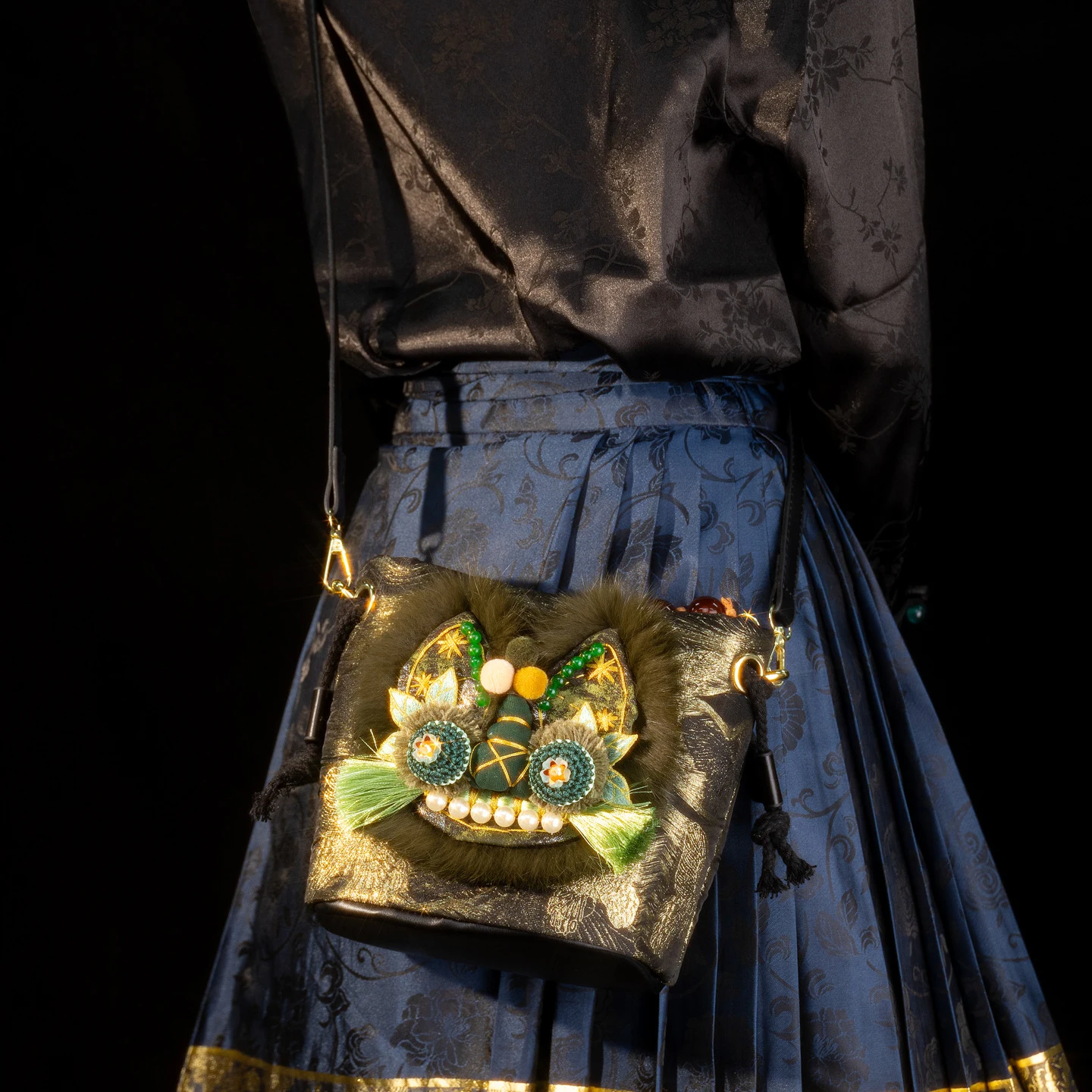Embroidery Bag - エスニック調の女性用クロスボディバッグ。3D刺繍、ドローストリング付き、バケット型。レトロなシルクジャカード素材に、ファーとパールがあしらわれた、チャイナドレスや普段使い、パーティーに最適なバッグ。