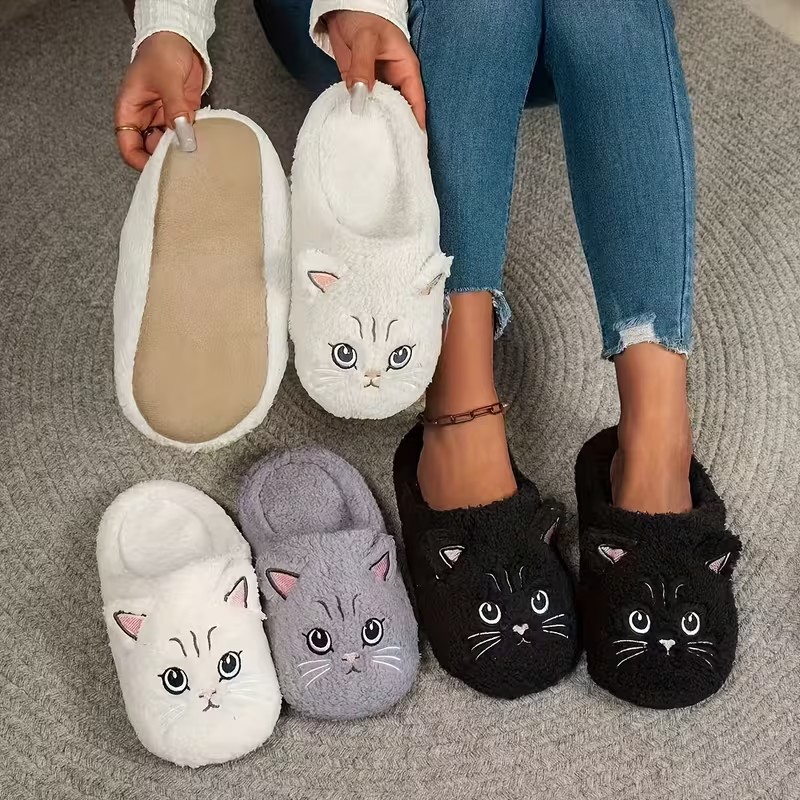 Embroidery Garments - 猫の刺繍が施された、男女兼用で暖かく、静かで、柔らかい室内用スリッパ。カップルに最適（秋/冬）。