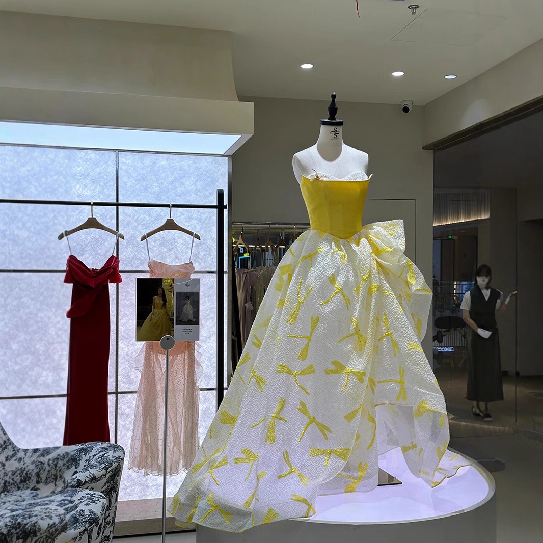 エレガントなイエローサテントップページェントウェディングゲス - Embroidery Yellow Dress のレビューと価格